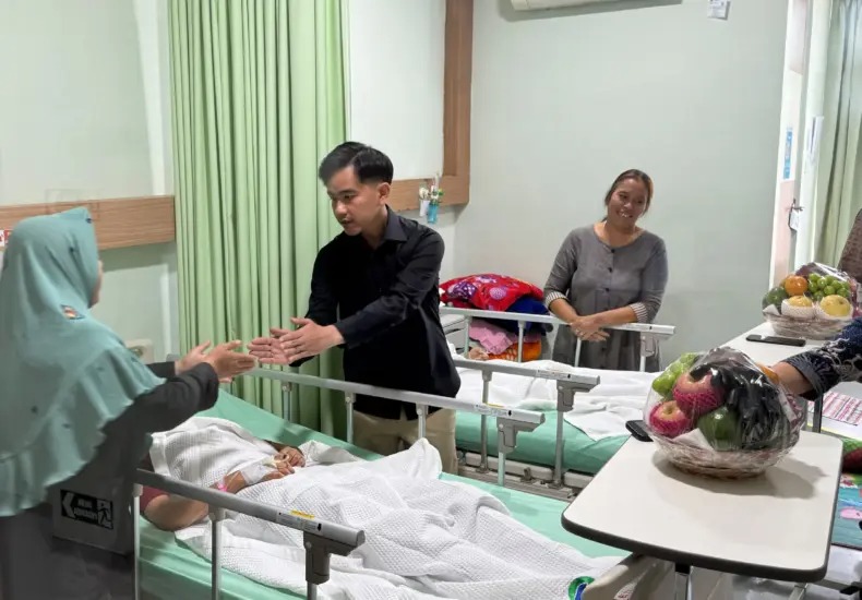 : Wakil Presiden (Wapres) Gibran Rakabuming Raka mengunjungi anak-anak yang menjalani perawatan setelah mengalami keracunan makanan di dua rumah sakit di Kabupaten Karo, Provinsi Sumatra Utara, Jumat (11/9/2026). (Biro Pers, Media, dan Informasi Sekretariat Wakil Presiden)
