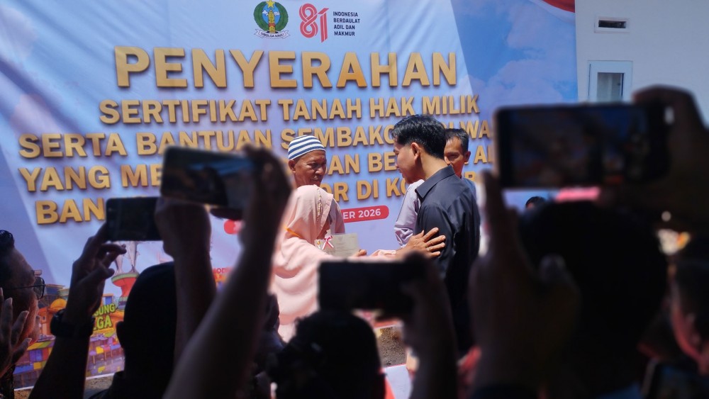 : Wakil Presiden Republik Indonesia (Wapres RI) Gibran Rakabuming Raka, bersama Gubernur Sumatera Utara (Sumut) Muhammad Bobby Afif Nasution menyerahkan sertifikat hak milik hunian tetap (huntap) kepada 40 warga Sibolga, Jumat (4/9/2026). (Foto: sumutprov.go.id)