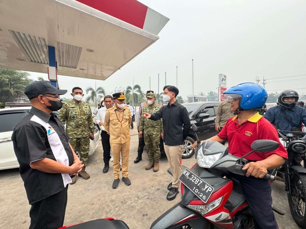 : Wapres Gibran Rakabuming didampingi Gubenur Kalimantan Tengah Agustiar Sabran berdialog dengan salah satu petugas SPBU di Jalan Tjilik Riwut Km 12, Palangka Raya (Foto:BPMI Setwapres)