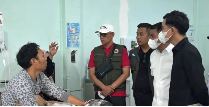 : Wakil Presiden RI Gibran Rakabuming Raka (kanan), meninjau pasien di RSUD Limpung, Kabupaten Batang.