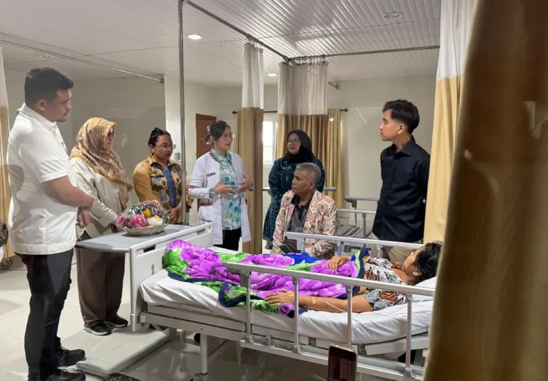 : Wapres Gibran Rakabuming Raka saat mengunjungi pasien di Rumah Sakit (RS) Efarina Etaham, Berastagi, Kabupaten Karo, Jumat (11/9/2026). (Biro Pers, Media, dan Informasi Sekretariat Wakil Presiden)
