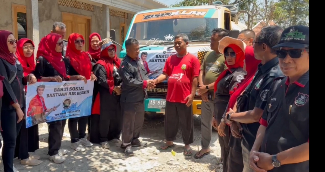 : Warga Kapanewon Berbah, Sleman, yang tergabung dalam DPW Forsa DIY, menyalurkan bantuan delapan tangki air bersih ke wilayah terdampak kekeringan di Kapanewon Saptosari, Kabupaten Gunungkidul, Minggu (20/9/2026).