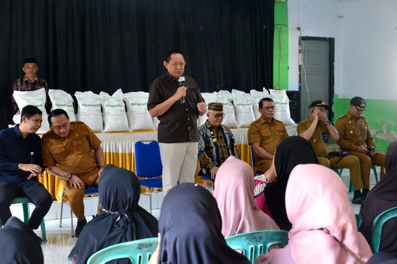 : Gubernur Gorontalo Gusnar Ismail memberikan sambutan pada penyaluran beras CPP di Kelurahan Hunggaluwa, Kecamatan Limboto, Kabupaten Gorontalo, Selasa (8/9/2026). (Foto : mcgorontaloprov/Haris)