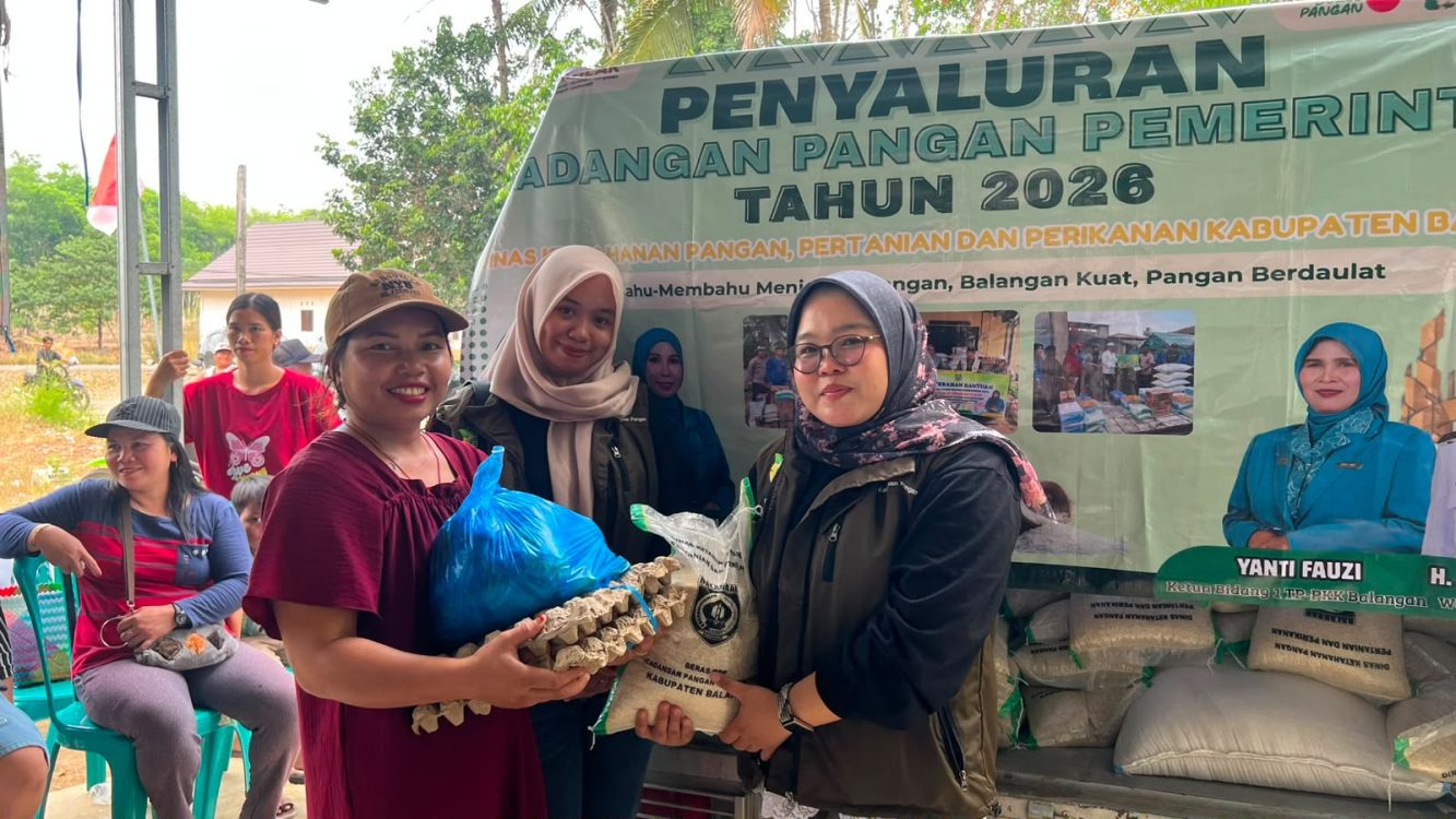 : Penyaluran beras Cadangan Pangan Pemerintah (CPP) Tahap I disertai bantuan penanganan daerah rawan pangan di Desa Mamigang, Halong, Senin (24/8/2026). - Foto: Mc.Balangan
