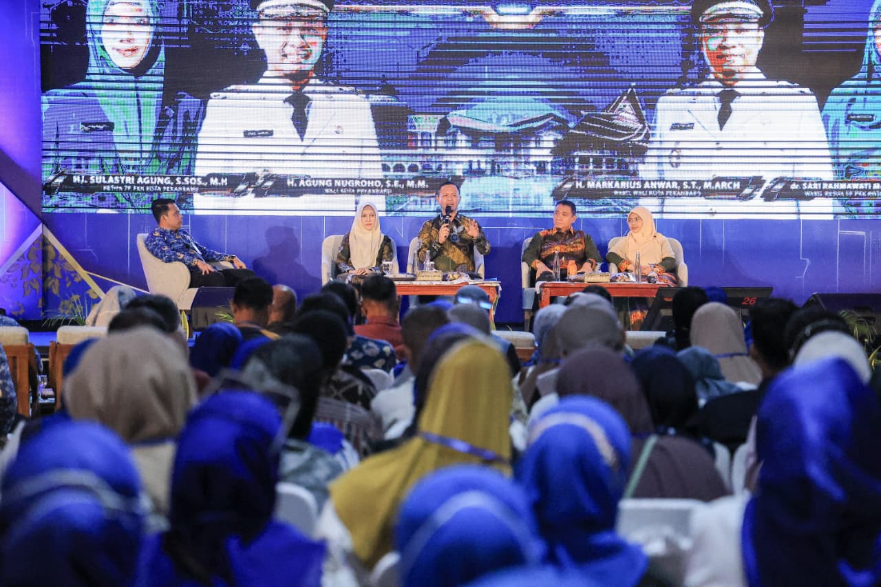 : Wali kota Pekanbaru Agung Nugroho Dorong, warga pahami Peratuaran Daerah (Perda), Sosialisasi Digelar ke 15 Kecamatan Walikota pekanbaru Agung Nugroho saat membuka Sosialisasi Produk Hukum yang diikuti masyarakat dari Kecamatan Sukajadi, Kulim, dan Sail di Rumah Dinas Wali Kota Pekanbaru. - Foto: Mc.Pekanbaru