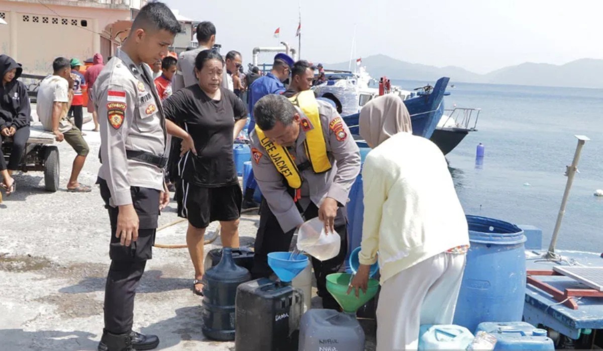 Warga Terdampak Kemarau, Polres Anambas Kirim 20 Ton Air Bersih ke Desa Sri Tanjung