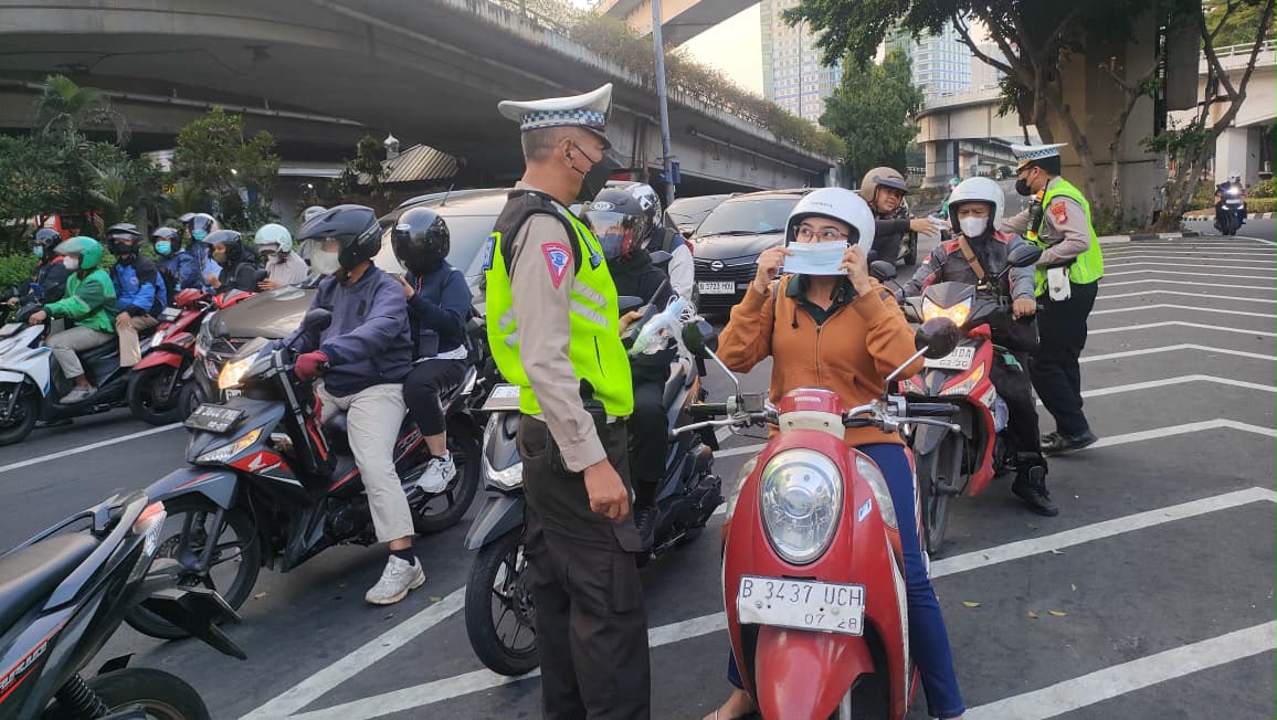 Waspada Abu Vulkanik, Polisi Turun ke Jalan Bagikan Masker kepada Pengendara
