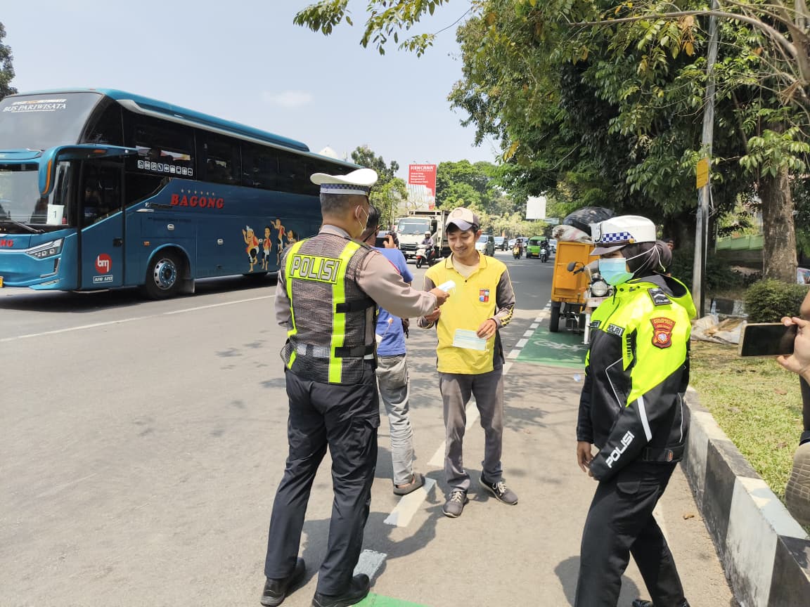 Waspadai Abu Vulkanik, Satlantas Polresta Bogor Kota Bagikan Masker ke Warga