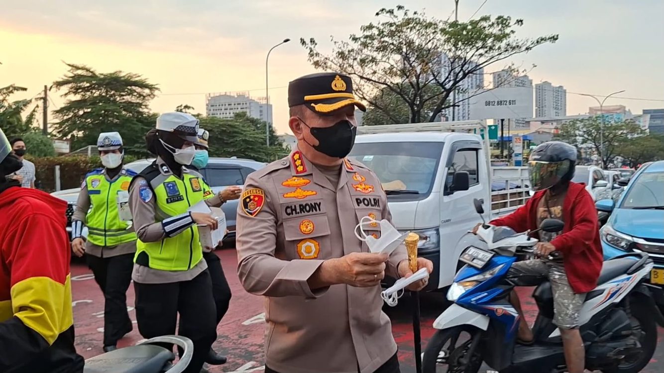 Waspadai Paparan Abu Vulkanik, Kapolres Metro Depok Bersama Polwan Bagikan Masker kepada Masyarakat