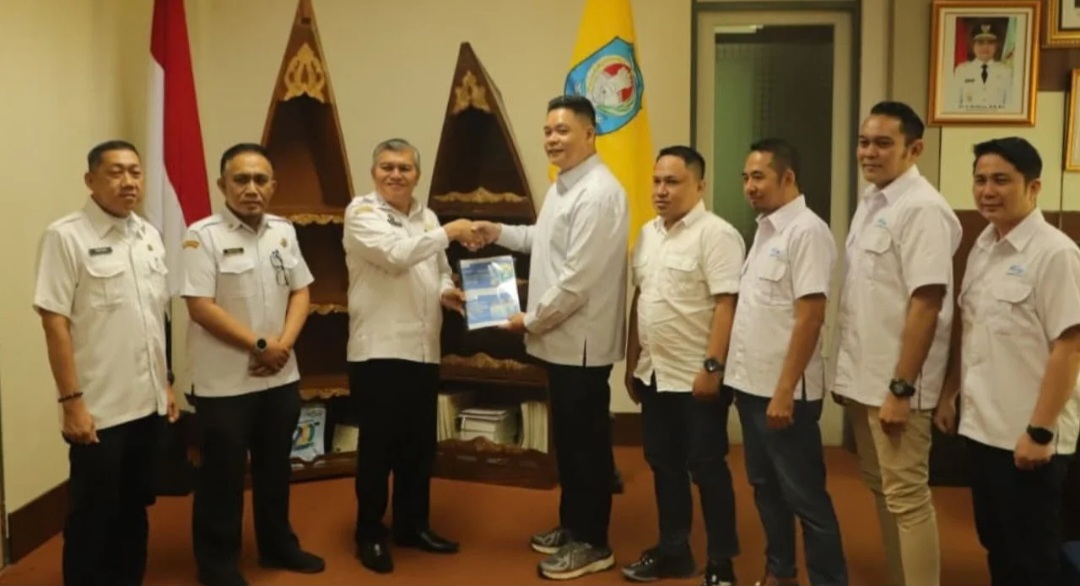 : Sekda Kubu Raya Yusran Anizam berjabat tangan dengan Ketua BPW APJII Kalbar Budi Hartono saat kegiatan audiensi Asosiasi Penyelenggara Jasa Internet Indonesia (APJII) Kalbar di Ruang Kerja Sekda, Rabu, (23/9/2026). Dalam audensi ini sekaligus membahas pemenuhan konektivitas jaringan internet terhadap kawasan blank spot atau jaringan internet belum terbangun. (Foto:DiskominfoKKR/IKP)