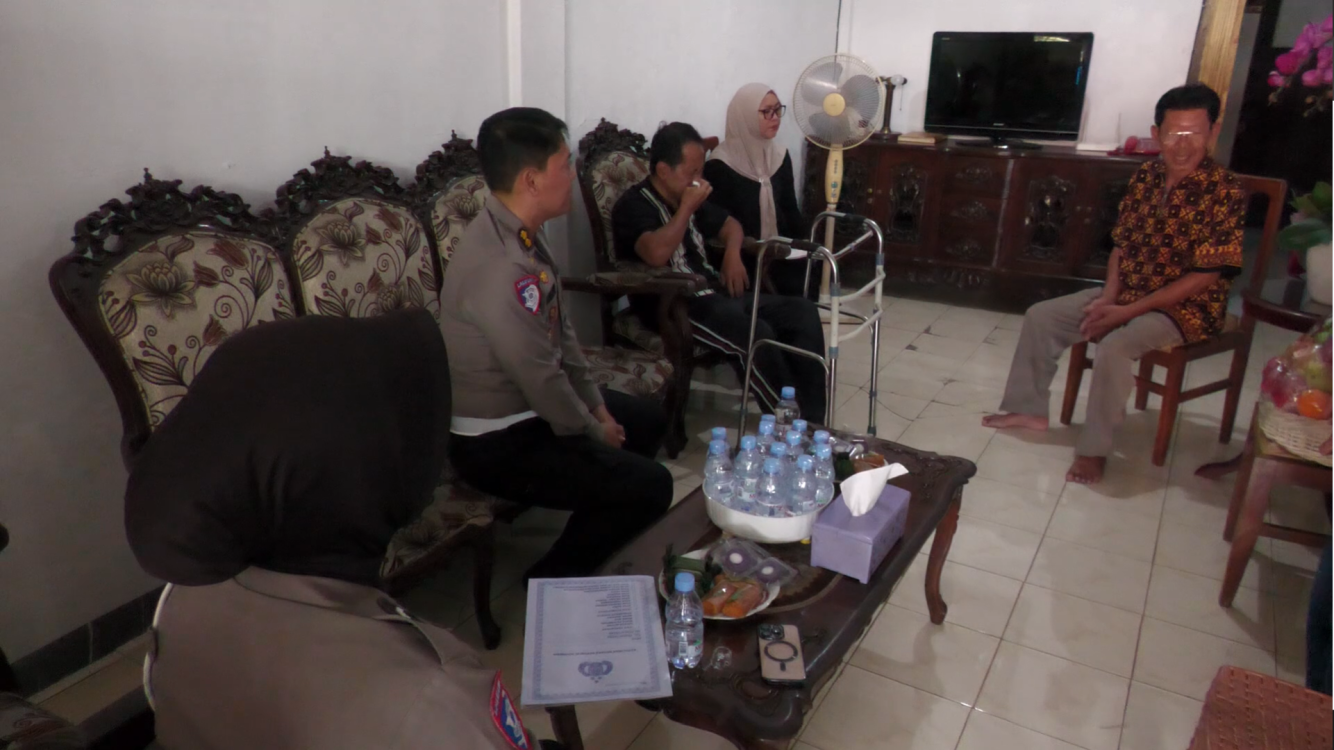 Wujud Kepedulian di HUT ke-71 Lalu Lintas Bhayangkara, Korlantas Polri Sambangi Anggota yang Sakit