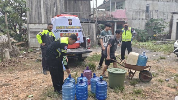 Wujud Kepedulian, Polres Landak Salurkan 1.400 Liter Air Bersih bagi Warga Ngedang