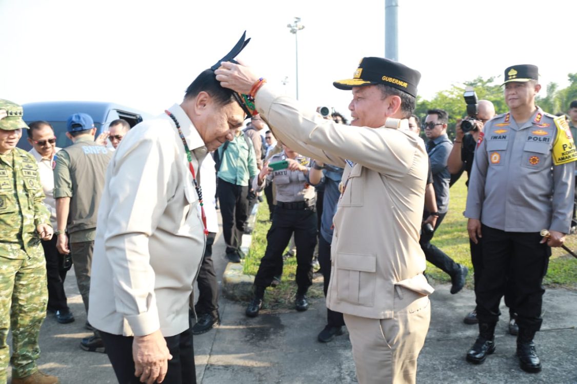 : Gubernur Kalimantan Tengah, Agustiar Sabran, memasangkan lawung kepada Menkopolhukam RI, Jenderal TNI (Purn) Djamari Chaniago.- Foto: Mc.Balangan