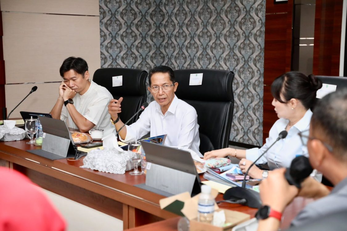 : Wali kota Batam, Amsakar Achmad, bersama Wakil Wali kota Batam, Li Claudia Chandra, memimpin Rapat Koordinasi Antisipasi dan Pengendalian Banjir Kota Batam di Kantor Wali Kota Batam, Kamis (1/10/2026). HUMAS DISKOMINFO BATAM / DHEO ANANDA PUTRA