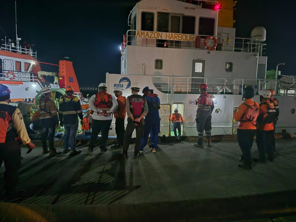 : Sebanyak 17 dari 18 awak kapal MV Khatulistiwa 8 berhasil dievakuasi dalam kondisi selamat setelah kapal barang berbendera Indonesia tersebut bertubrukan dengan tongkang yang digandeng TB Berkat Bahari di perairan Tuban, Jawa Timur. (Foto: Humas Kementerian Perhubungan)