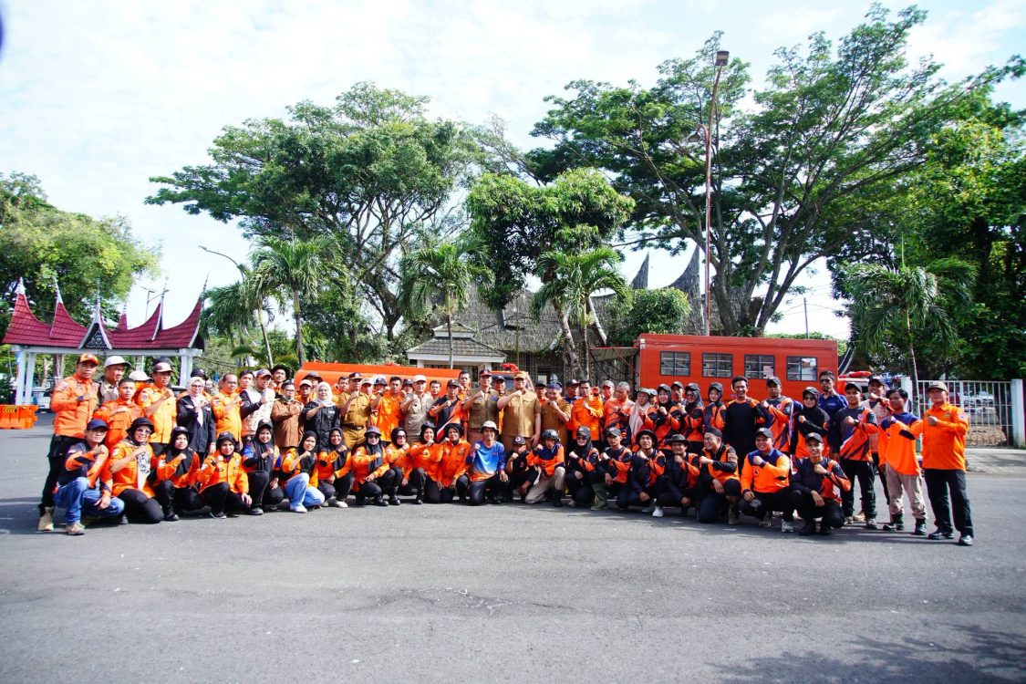 : Kepedulian terhadap masyarakat terdampak bencana kembali ditunjukkan Pemerintah Kabupaten Tanah Datar. Sebanyak 75 relawan dari 15 nagari diberangkatkan ke Kabupaten Solok untuk membantu penanganan pascabanjir bandang (galodo). (foto: MC Tanah Datar)
