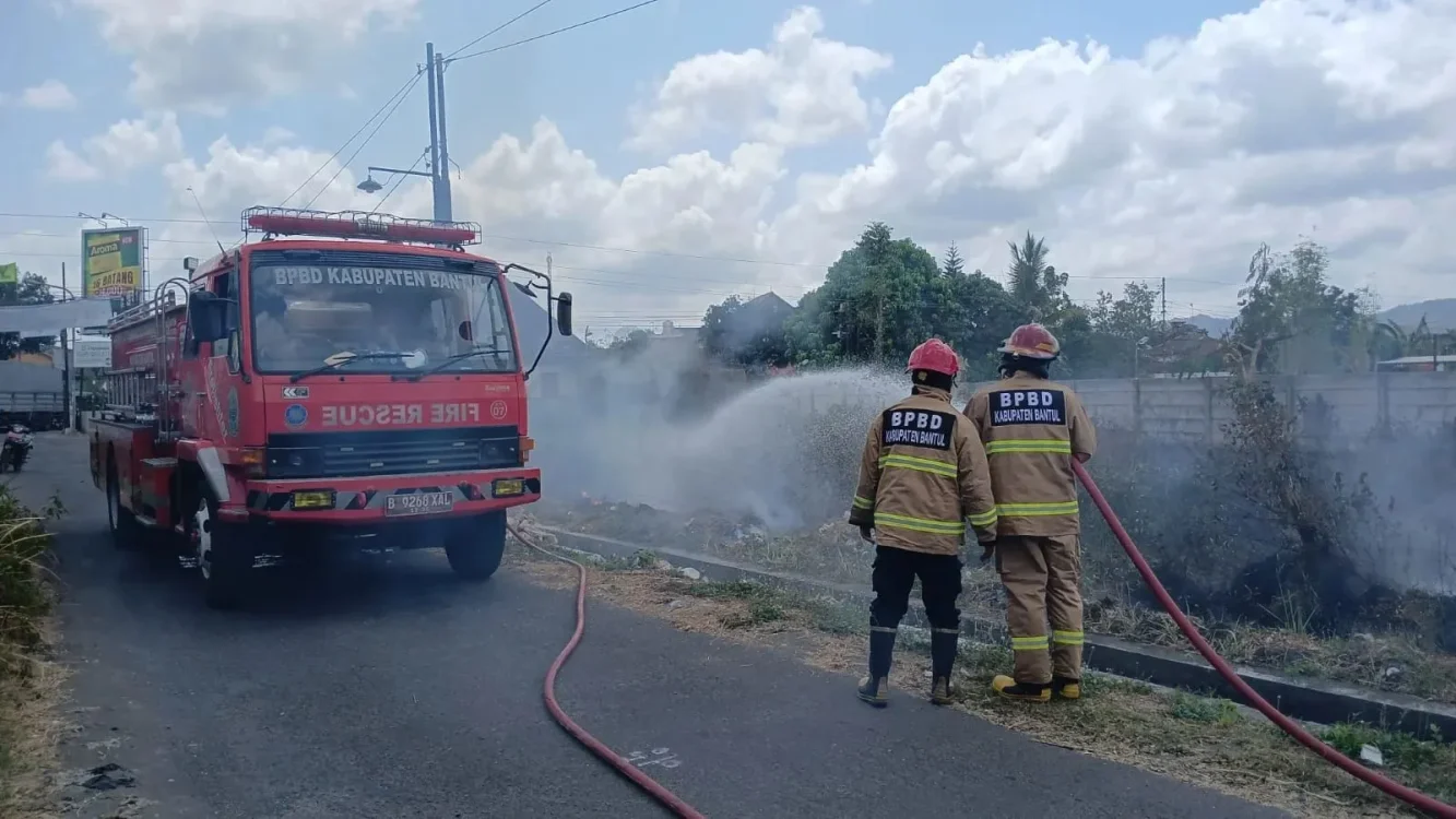 Api Merembet saat Pembakaran Lahan di Berbah Sleman, Polisi Imbau Warga Lebih Waspada