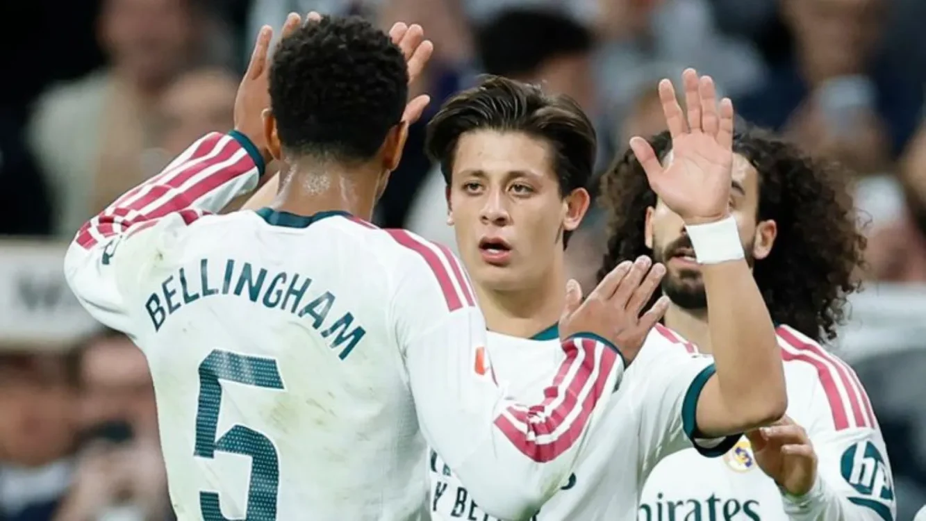 Arda Guler merayakan mencetak gol pertama timnya dengan Jude Bellingham dalam pertandingan sepak bola Liga Spanyol antara Real Madrid vs Sevilla FC