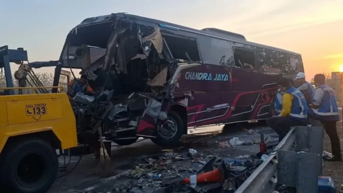 Bus Pariwisata Chandra Jaya Kecelakaan di Tol Ngawi, 3 Tewas