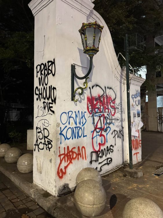 FOTO: Jejak Kericuhan Demo Jogja 28 Oktober 2026, Api Berkobar hingga Halte Malioboro Rusak