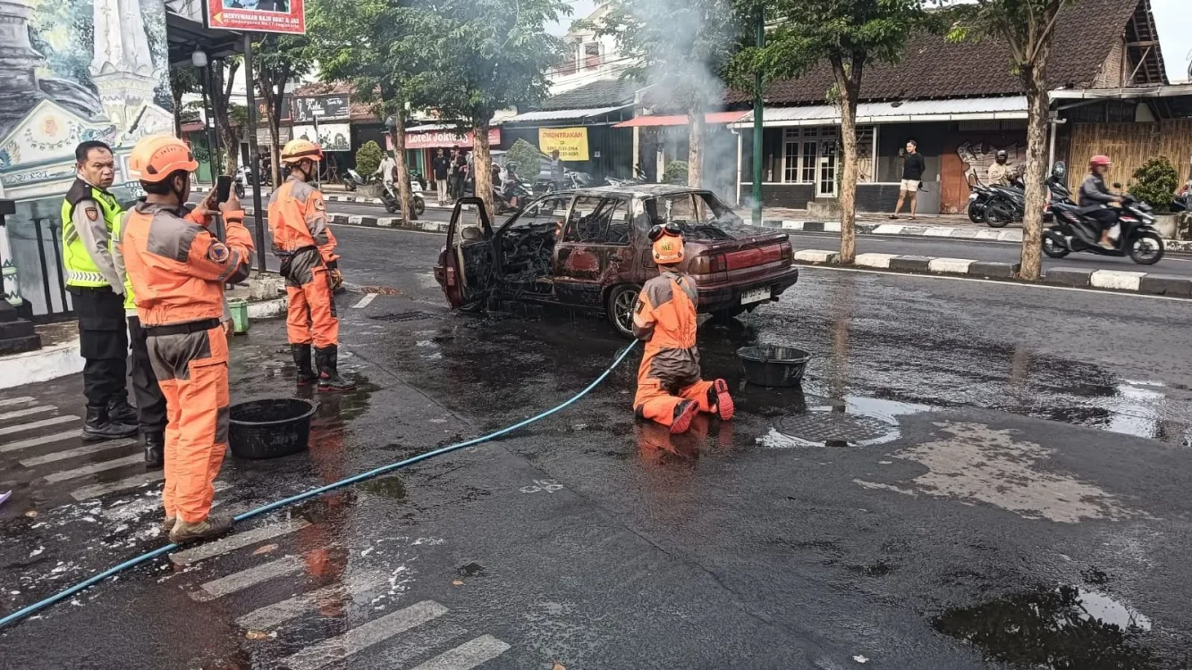 Detik-Detik Mobil Charade Terbakar di Jalan Bantul, Pengemudi dan Penumpang Langsung Keluar