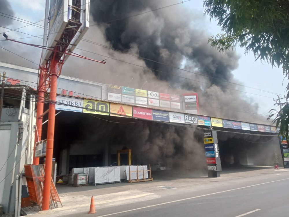 Dua Karyawan Jadi Korban Kebakaran Trans Home Sleman