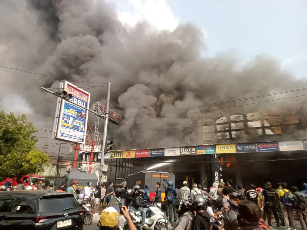 Fakta Kebakaran Trans Home Sleman: Dua Korban, 100 Motor Terbakar, 20 Armada Dikerahkan