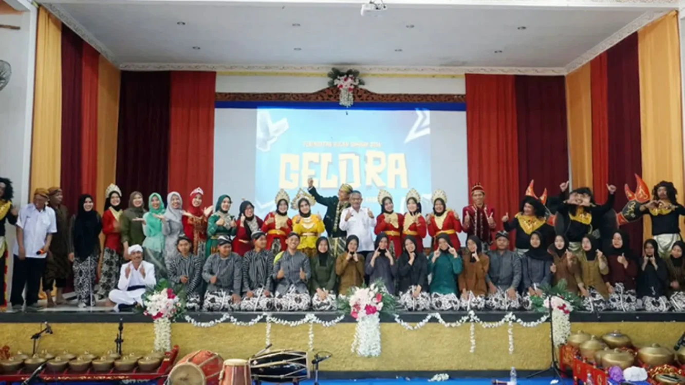Foto bersama guru dan siswa SMA Negeri 2 Purworejo dalam puncak peringatan Bulan Bahasa 2026