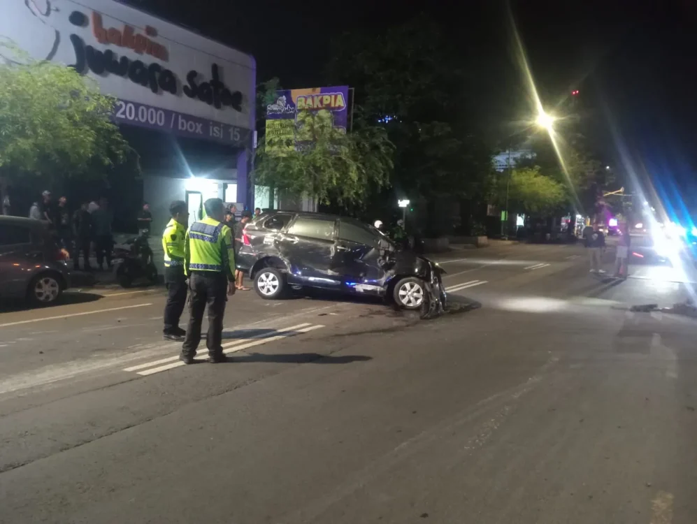Gagal Menyalip, Mobil Avanza Oleng ke Kanan hingga Tabrak Motor Parkir di Ngampilan
