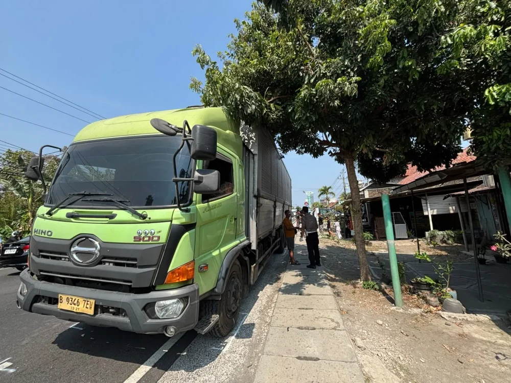 Dua Warga Banyumas Tewas Usai Motor Scoopy Tabrak Truk Parkir di Jalan Wates-Purworejo Kulon Progo