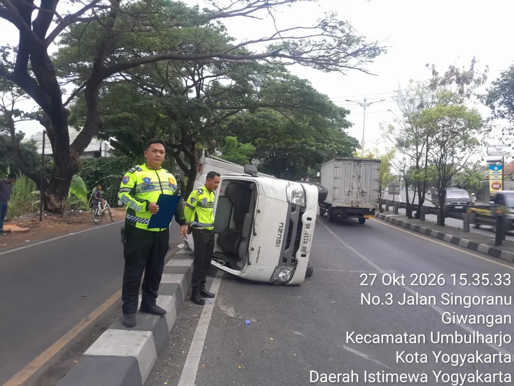 Detik-Detik Truk Isuzu Traga Terguling di Giwangan Jogja, Sopir Dilarikan ke RSUD
