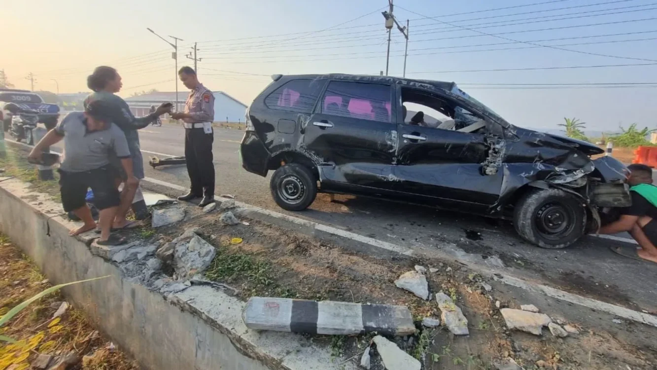 Kecelakaan di Wates Kulon Progo, Avanza Tabrak LPJU dan Patok Beton