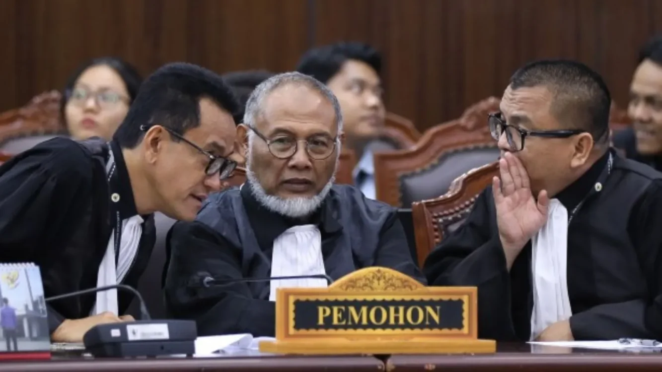 Kuasa Hukum Pemohon Refly Harun bersama Bambang Widjojanto