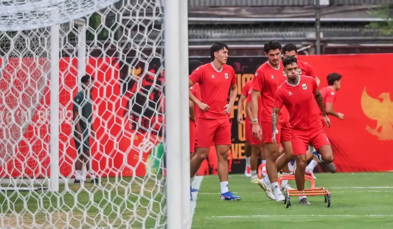 Sejumlah pesepak bola Timnas Indonesia mengikuti sesi latihan di Stadion PTIK, Jakarta