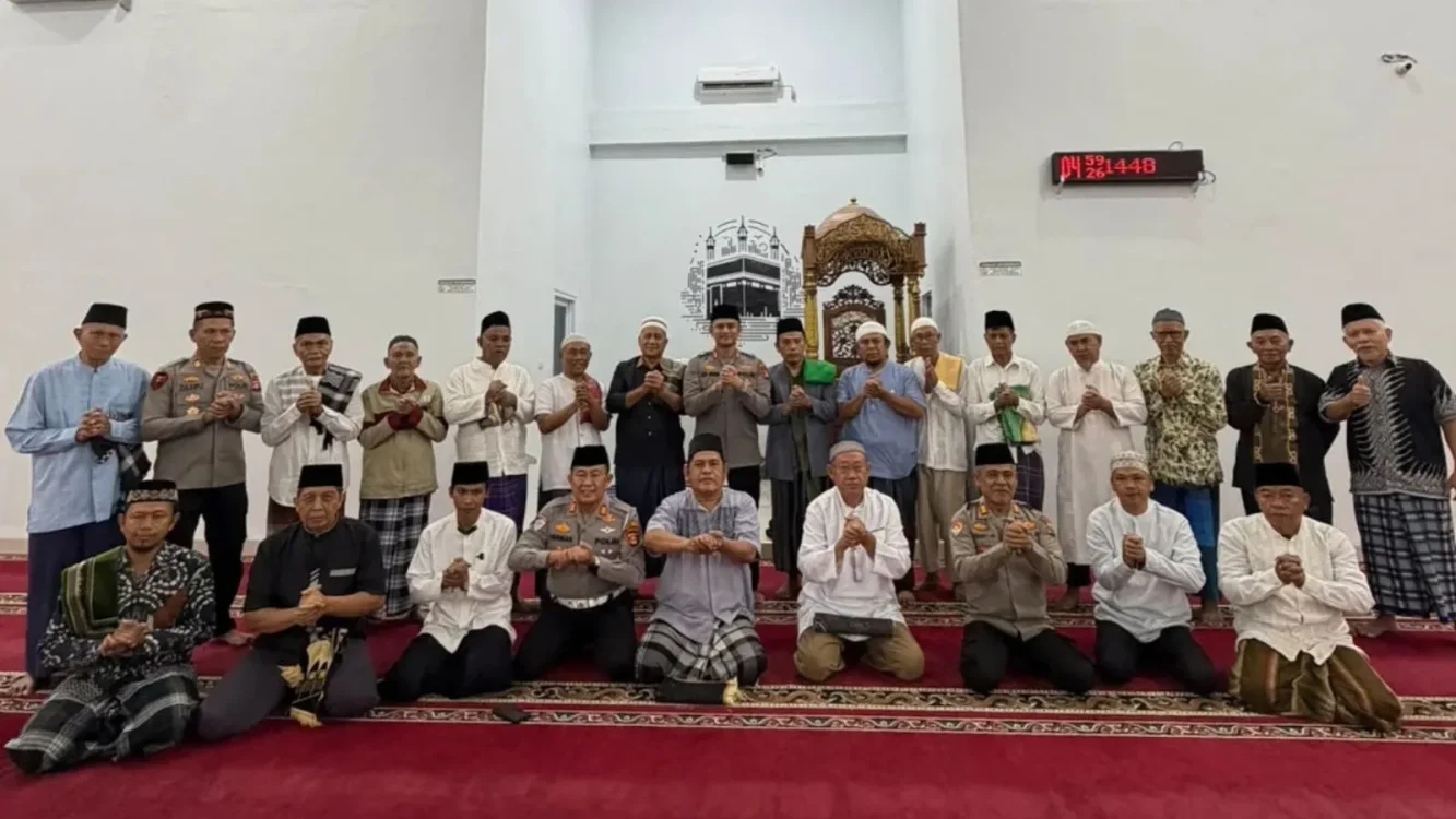 Sholat Subuh Keliling di Masjid Al-Azhar, Kapolres OKU Timur Sampaikan Pesan Kamtibmas