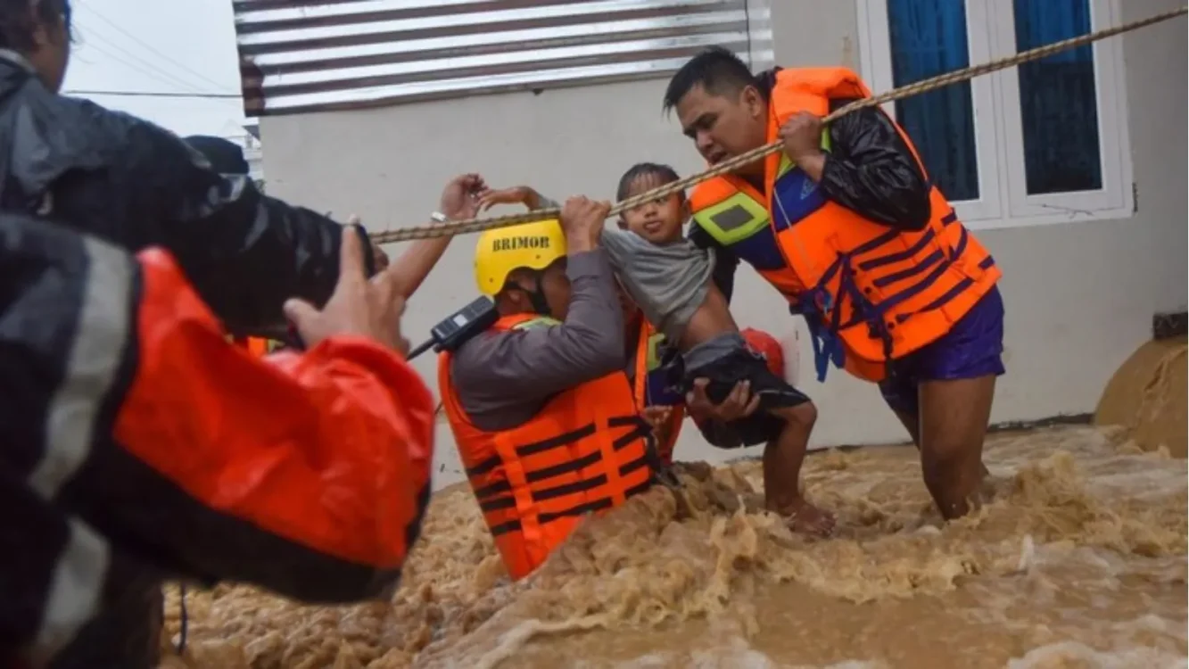 Tim SAR gabungan mengevakuasi seorang anak saat banjir bandang menerjang kawasan Lumin Park di Padang, Sumatera Barat