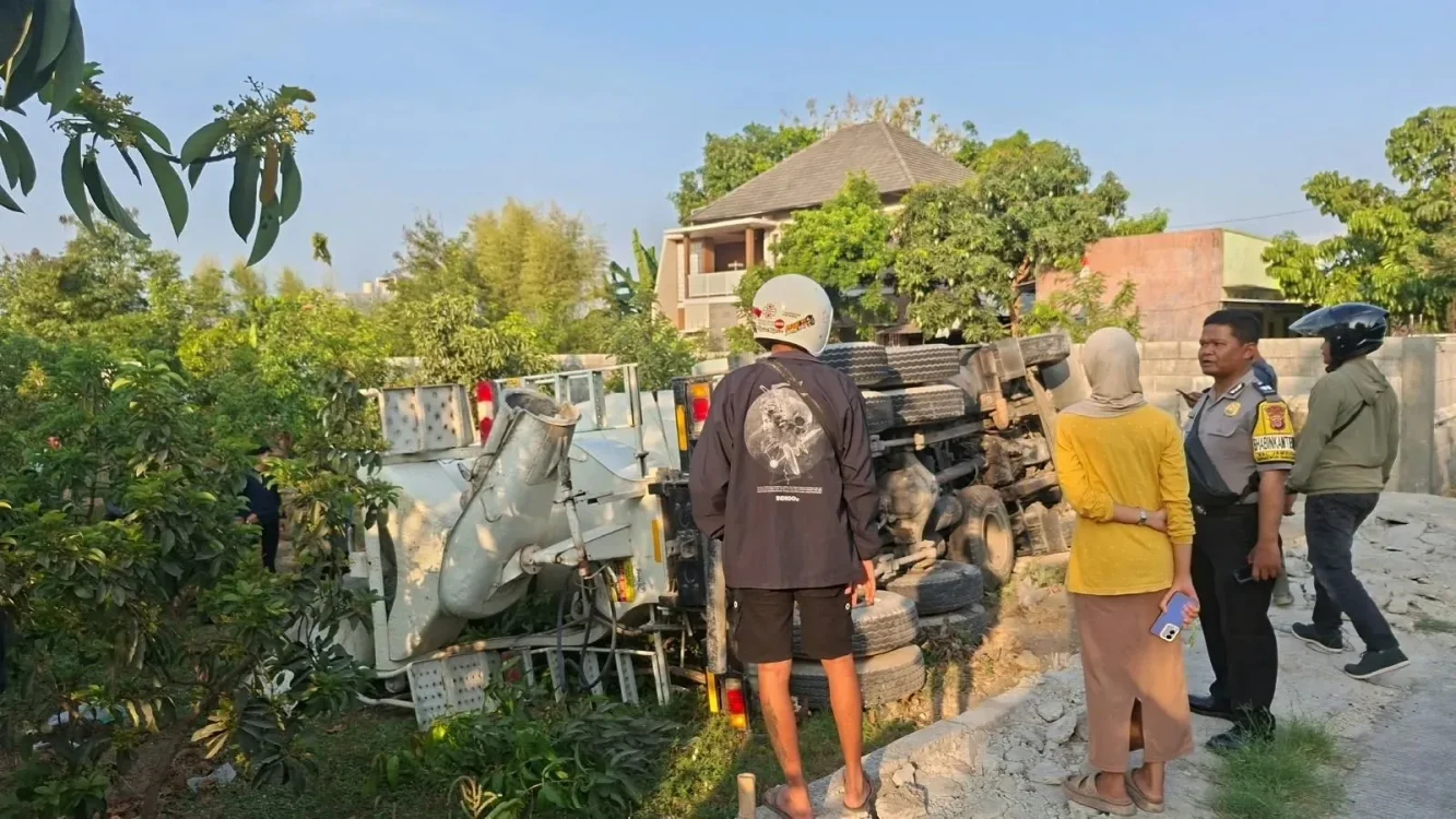 Truk Molen Hilang Kendali di Banguntapan, Tabrak Pagar hingga Terperosok ke Sawah