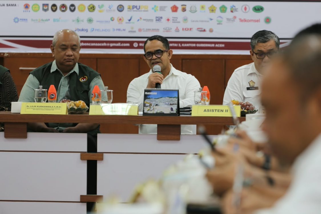 : Plt. Sekretaris Daerah Aceh Taufik, didampingi Asisten Perekonomian dan Pembangunan Sekda Aceh Ir. T. Robby Irza, mengikuti Diskusi Penanganan Rehabilitasi dan Rekonstruksi Pascabencana Hidrometeorologi di Aceh, di Ruang Potensi Daerah, Banda Aceh, Rabu (30/9/2026).
