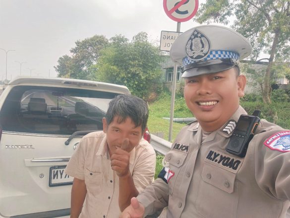 Aksi Humanis PJR di Tol Bocimi, Polisi Bantu Pengemudi Ganti Ban