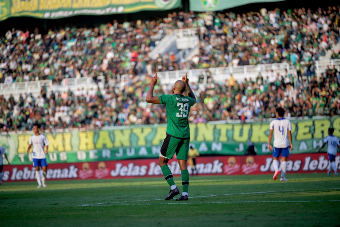 Alex Martins Persembahkan Gol Pertamanya untuk Bonek dan Bonita