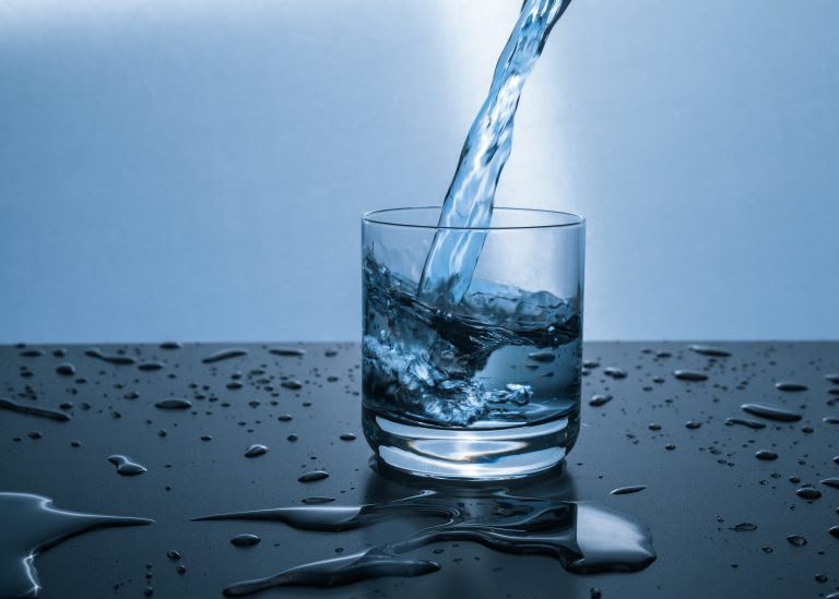 Amankah Minum Air Demineral Setiap Hari? Ini Penjelasannya