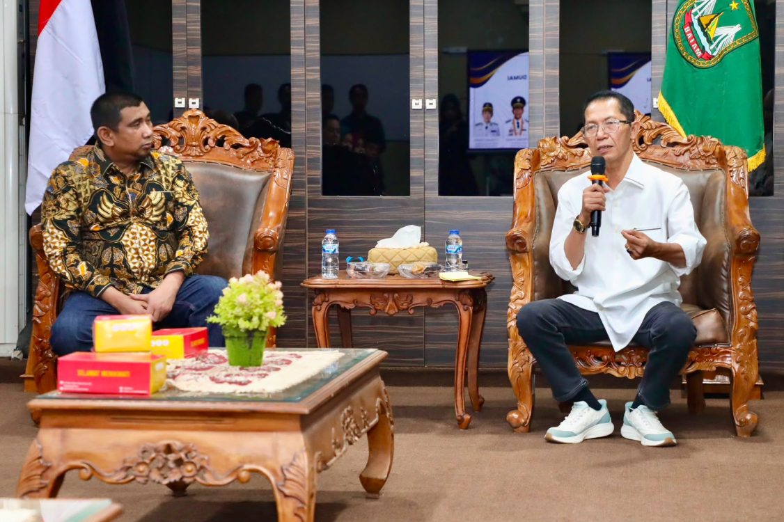 : Wali kota Batam, Amsakar Achmad, memaparkan, sejumlah capaian Batam saat menerima kunjungan Komisi I Dewan Perwakilan Rakyat Daerah (DPRD) Kota Dumai di Kantor Wali Kota Batam, Kamis (6/8/2026). HUMAS DISKOMINFO BATAM / DHEO ANANDA PUTRA