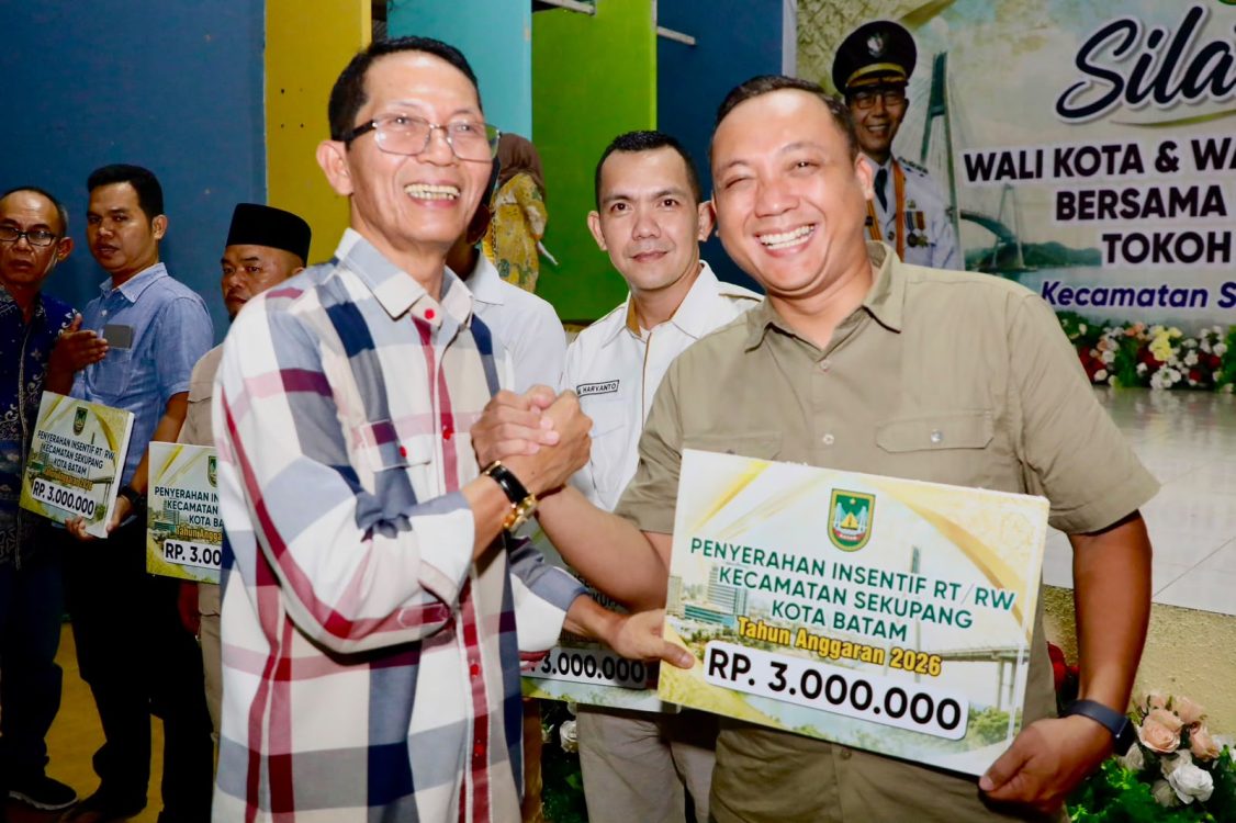 : Wali kota Batam, Amsakar Achmad, menyerahkan insentif saat menghadiri Silaturahmi bersama RT/RW, LPM, dan Tokoh Masyarakat se-Kecamatan Sekupang di Aula SMP Kartini Sei Harapan, Kecamatan Sekupang, Minggu (4/10/2026) malam. HUMAS DISKOMINFO BATAM / DHEO ANANDA PUTRA