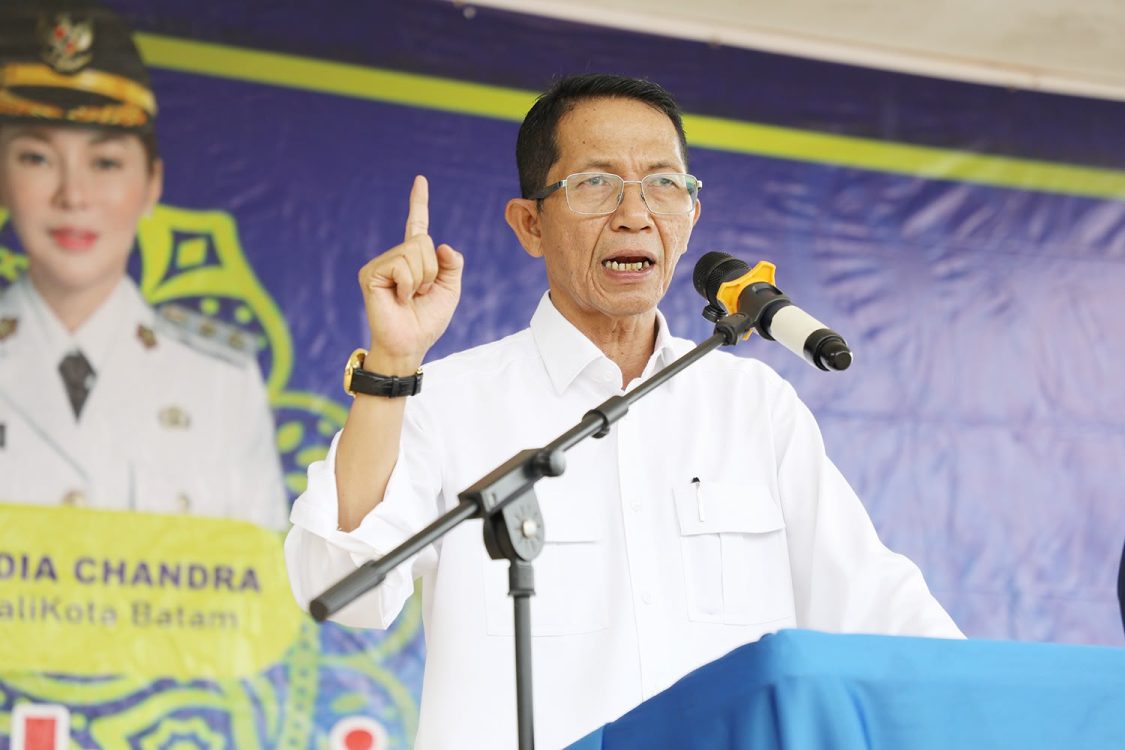 : Wali kota Batam, Amsakar Achmad, menyampaikan, sambutan saat silaturahmi bersama RT, RW, dan LPM se-Kecamatan Bulang, Kamsi (8/10/2026). HUMAS DISKOMINFO BATAM / RUMAWI
