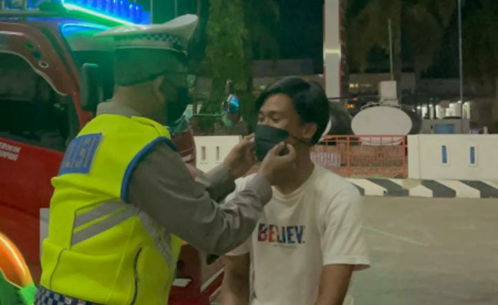 Antisipasi Kabut Asap, Ditlantas Polda Sulbar Bagikan Masker Gratis ke Pengendara