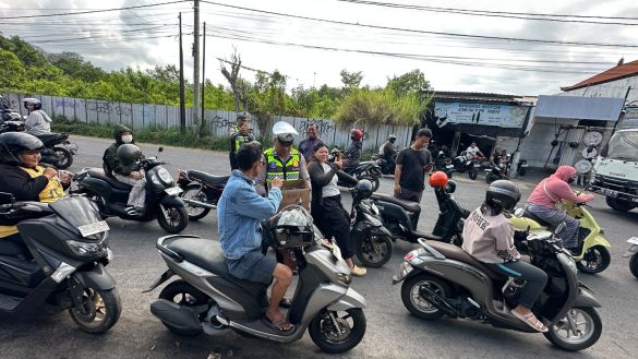 Antre BBM di Klungkung, Satlantas Klungkung Bantu Warga dan Atur Lalu Lintas