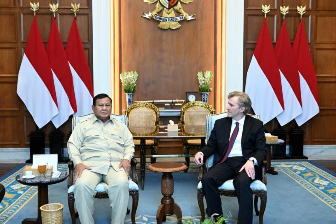 : Presiden Republik Indonesia (RI), Prabowo Subianto, menerima Wakil Menteri Perang Amerika Serikat untuk Urusan Kebijakan, Elbridge Colby, beserta delegasi di Istana Merdeka, Jakarta, pada Rabu (12/08/2024). (BPMI Setpres)