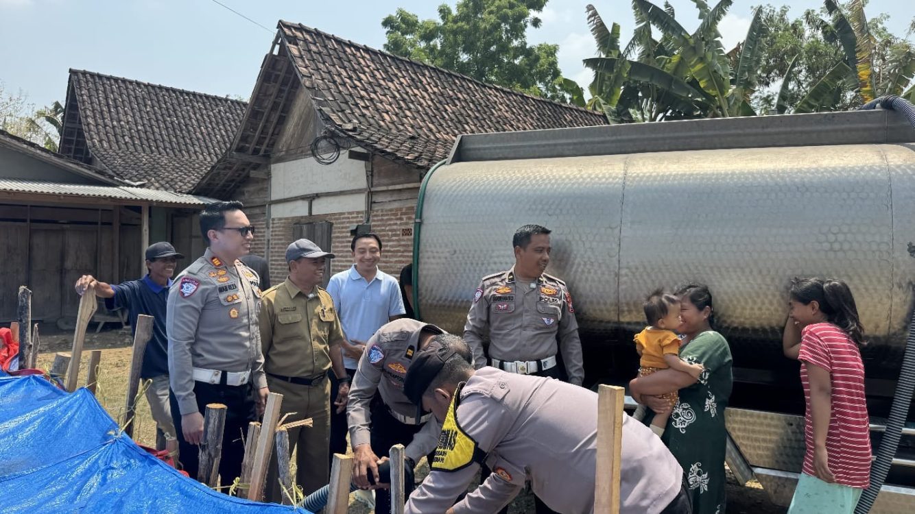 Atasi Kekeringan, Satlantas Polres Ngawi Salurkan Bantuan Air Bersih Lewat Program SABER