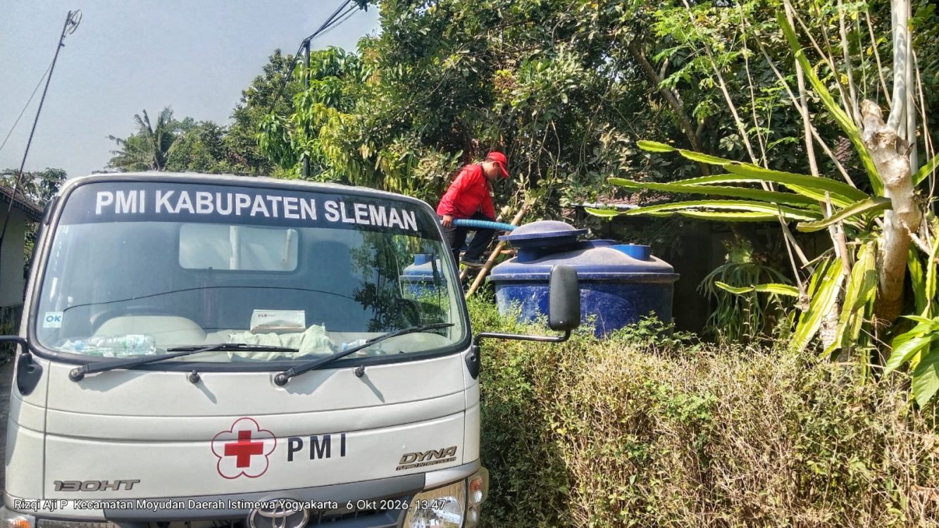 : Mengatasi krisis kekeringan yang mendera sebagian wilayah, PMI Sleman resmi mendistribusikan bantuan tanggap darurat berupa 20.000 liter air bersih ke Kapanewon Moyudan, Godean, Minggir, dan Seyegan pada Selasa (6/10/2026).