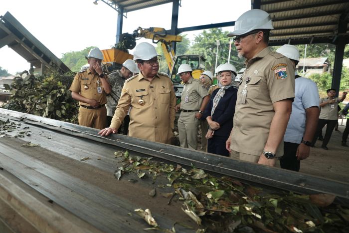 : Gubernur DKI Jakarta Pramono Anung saat meninjau Sistem Saringan Sampah TB Simatupang (SSTBS), Jakarta Selatan, Senin (5/10/2026). (Pemprov DKI Jakarta)